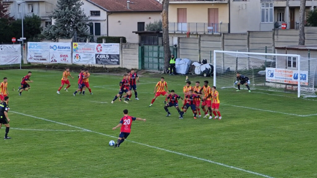 Daniele Ferretti calcia la punizione durante Potenza Picena–Civitanovese 1-2.