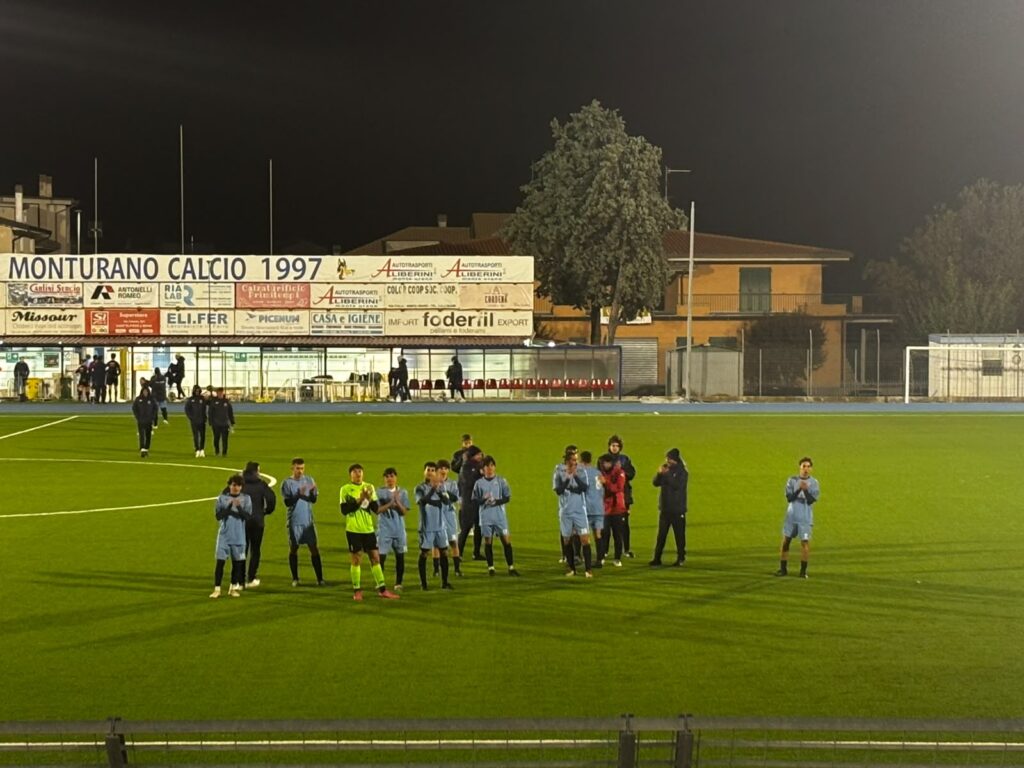 I giocatori della Civitanovese salutano i tifosi dopo la vittoria per 3-0 sul campo del Monturano.